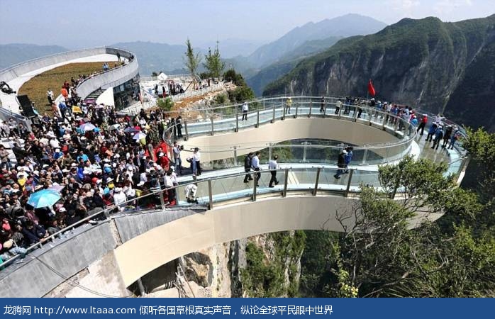 In 2015 the Longgang National Geological Park also in Chongqing unveiled a horseshoe-shaped glass walkway 