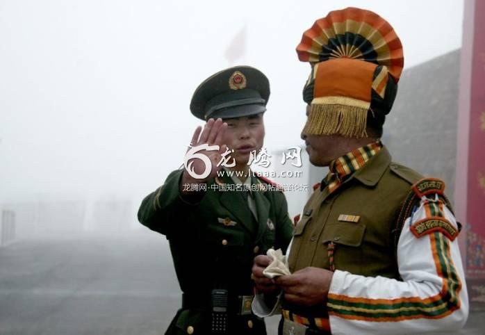 Photo taken on July 10 2008 shows a Chinese soldier (L) gesturing next to an Indian soldier at the Nathu La border crossing between India and China in India's northeastern Sikkim state