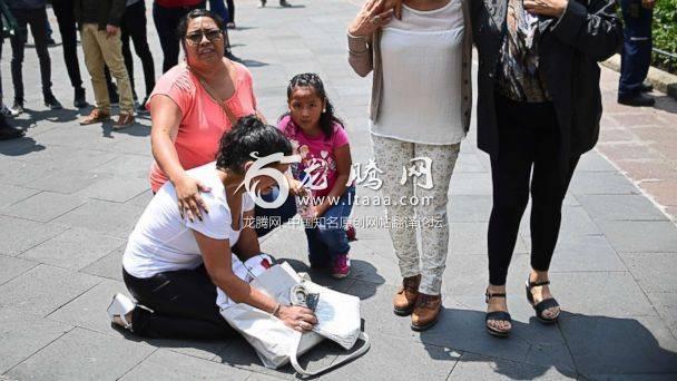 PHOTO: People react as a 7.1 magnitude earthquake rattles Mexico City on September 19 2017. An earthquake drill was being held in the capital at the time that today's quake struck. (Ronaldo Schemidt/AFP/Getty Images)