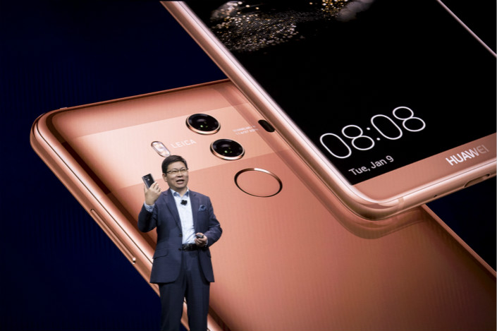 A judge in Shenzhen said Thursday that Samsung Electronics violated one of Huawei Technologies Co. Ltd.’s patents for wireless communication and ordered Samsung to immediately stop selling all products containing the technology. Above Huawei CEO Richard Yu holds a Mate 10 Pro smartphone during the company's keynote event at the 2018 Consumer Electronics Show in Las Vegas on Tuesday. Photo: Visual China