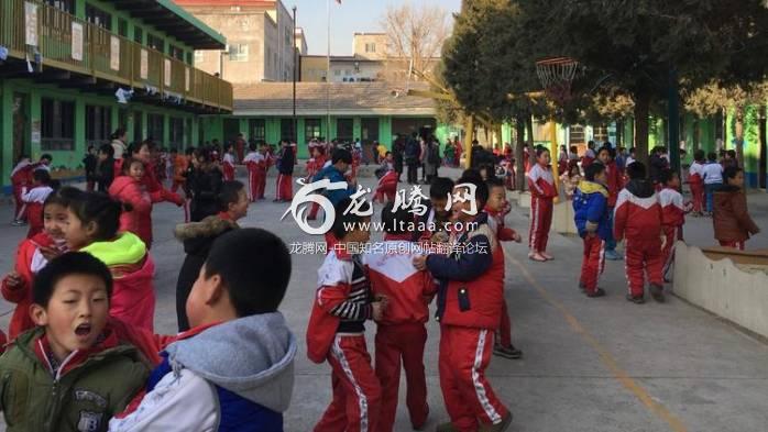 Tongxin students play in the courtyard between classes