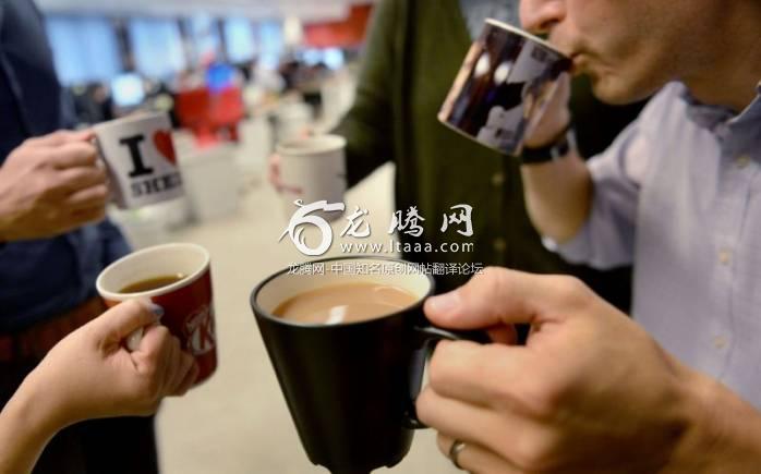 Office workers drinking tea and coffee - PA