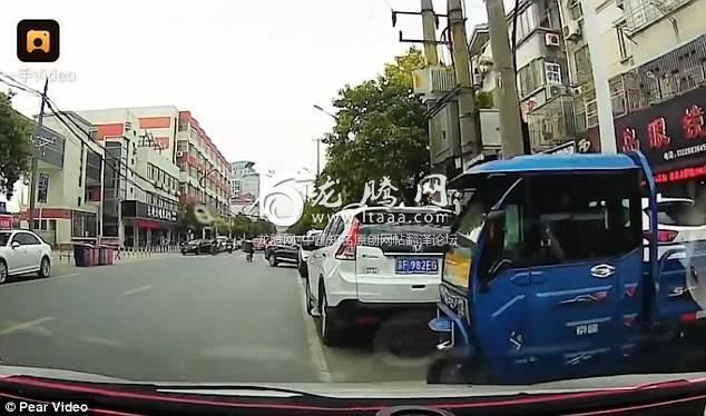 A passing driver is about to slam the truck from the side in a bid to stop the driver escaping