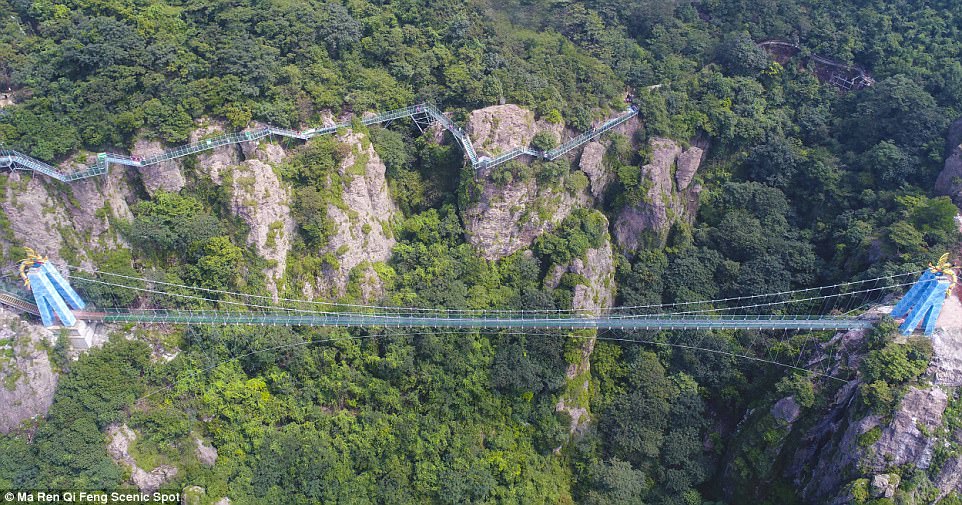 Don't look down! Another Chinese scenic spot has built a transparent walkway that boasts dramatic special effects