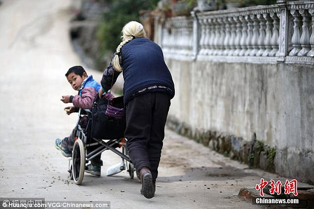 'As long as I have strength I will carry on': Ms Shi does the school run come rain or shine