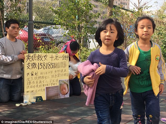 Ms Tang gave birth just over a month ago. Despite her own weak health she kneels on the street to beg for help from complete strangers so that she could save her newborn child