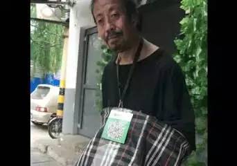 没零钱？乞讨者自带二维码