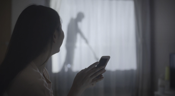 这个创意有点暖：为保护独居女性，日本公司发明窗帘上的男友