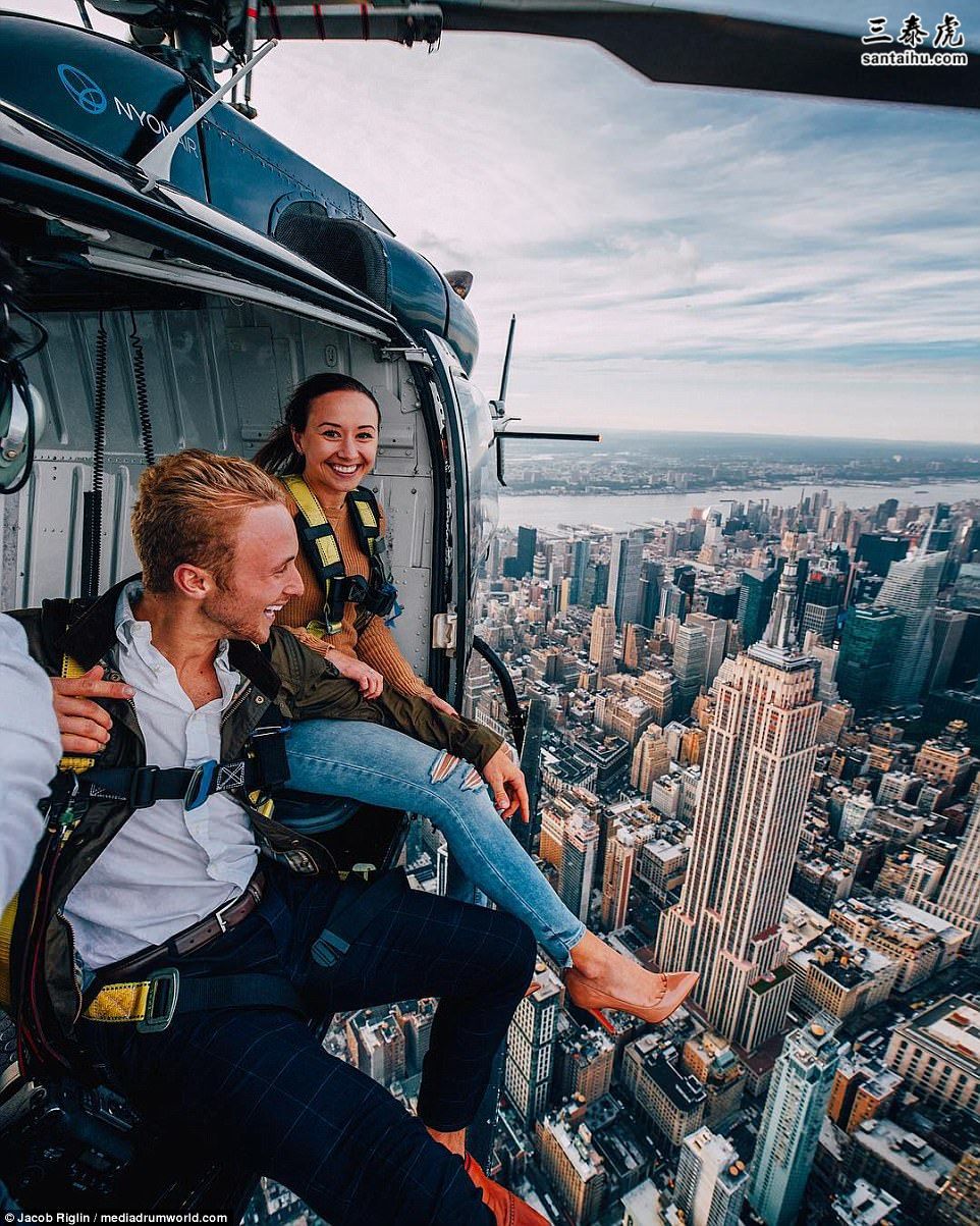 4A97832E00000578-5548777-The_couple_taking_a_helicopter_flig