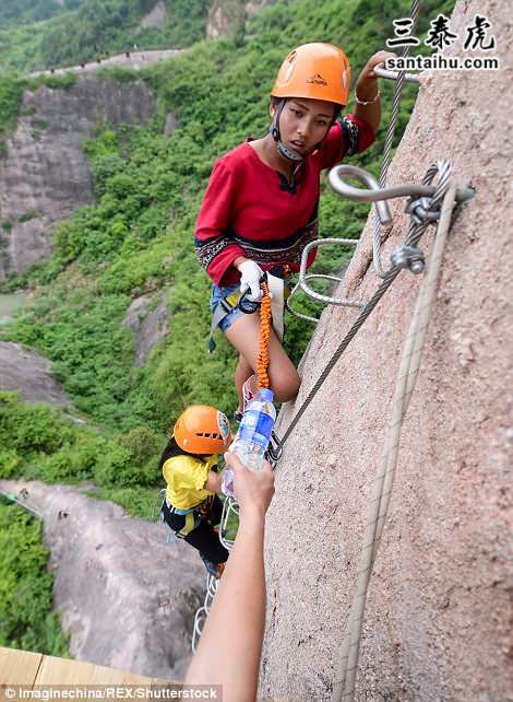 4B90939C00000578-5659827-A_rock_climber_buys_a_bottle_of_wat