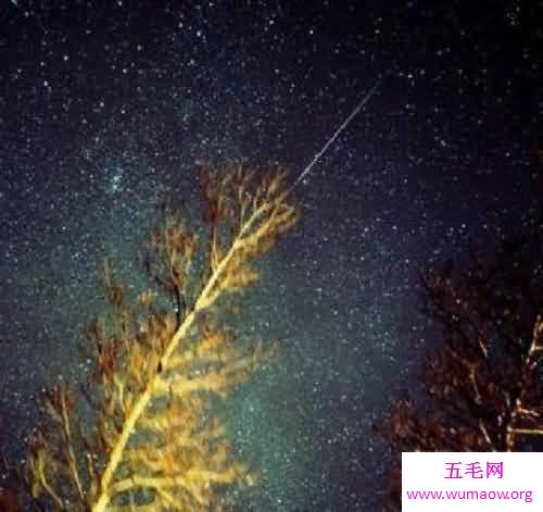 梦见流星雨，这不是什么天马行空，只是刚好从你的心口划过