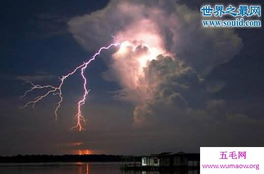 史上最诡异的天气奇观，空中降鱼(降动物雨)