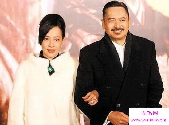 周润发老婆是谁，陈荟莲(两人恩爱百般却29年没孩子)