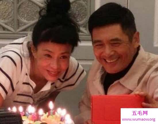 周润发老婆是谁，陈荟莲(两人恩爱百般却29年没孩子)