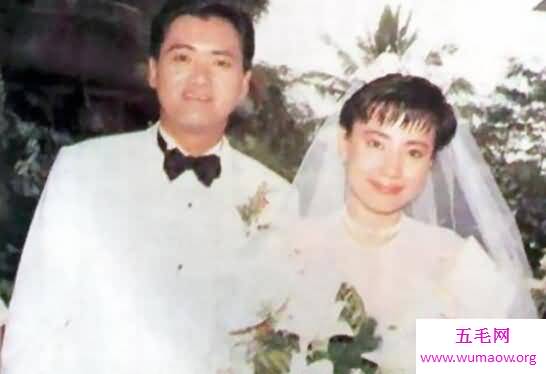 周润发老婆是谁，陈荟莲(两人恩爱百般却29年没孩子)