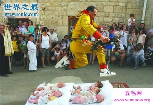 世界上最奇葩的节日，日本裸体节男女全裸聚欢