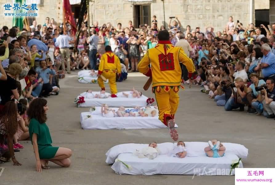 世界上最奇葩的节日，日本裸体节男女全裸聚欢