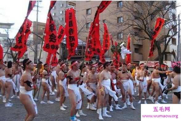 日本最奇葩的风俗光屁股节，大街上全是白花花的屁股