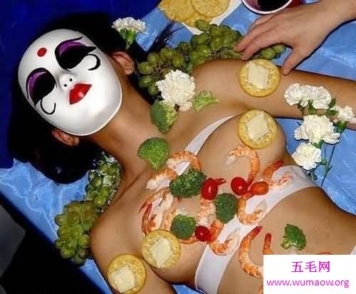 日本三大最重口味食物之女体盛宴，全裸处女搬上餐桌