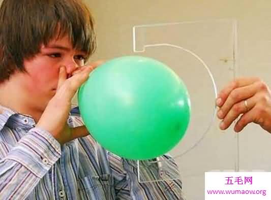 用人体器官创造的变态世界纪录，奇人能尿出5米远