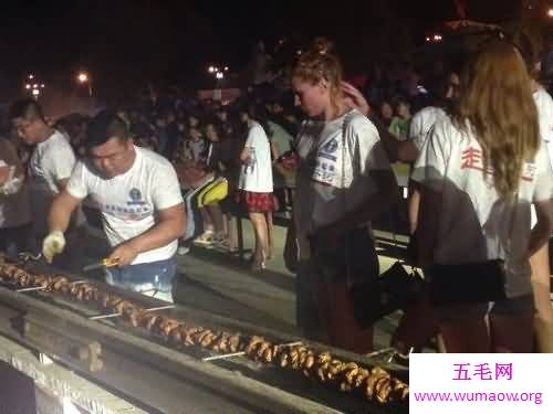 世界上最长的肉串，长达112米(消耗600斤猪肉)
