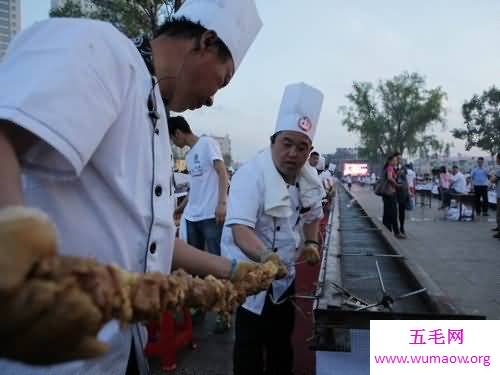 世界上最长的肉串，长达112米(消耗600斤猪肉)