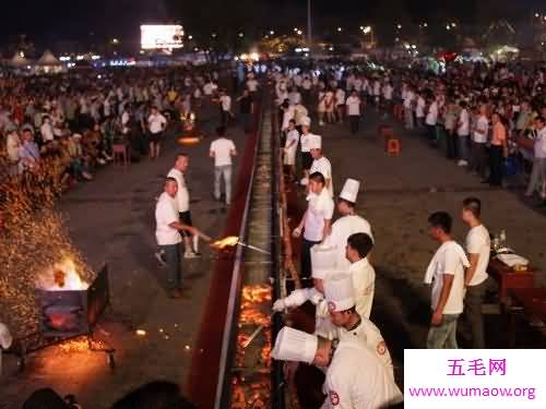 世界上最长的肉串，长达112米(消耗600斤猪肉)