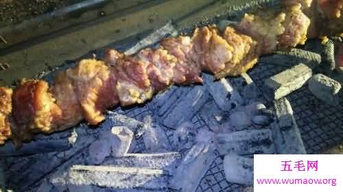 世界上最长的肉串，长达112米(消耗600斤猪肉)