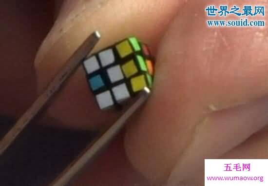 世界上最小的魔方，要用镊子和放大镜来拼才行