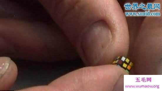 世界上最小的魔方，要用镊子和放大镜来拼才行