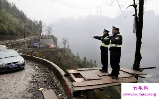 湘西矮寨最牛交警，在悬崖上打木板指挥(太拼了)