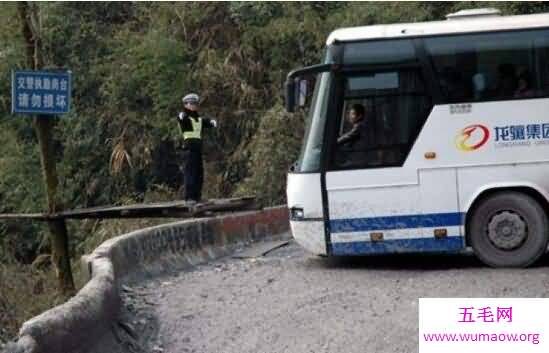 湘西矮寨最牛交警，在悬崖上打木板指挥(太拼了)