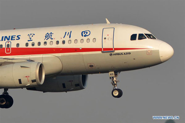 高空玻璃破碎! 川航完成“史诗级”备降 网友怒赞