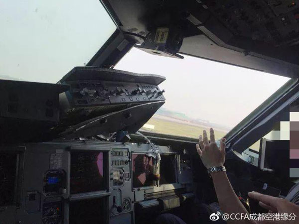 高空玻璃破碎! 川航完成“史诗级”备降 网友怒赞