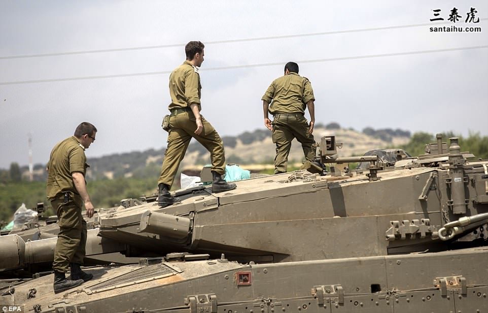 4C05A9F400000578-5711531-Israeli_soldiers_stand_on_top_of_th