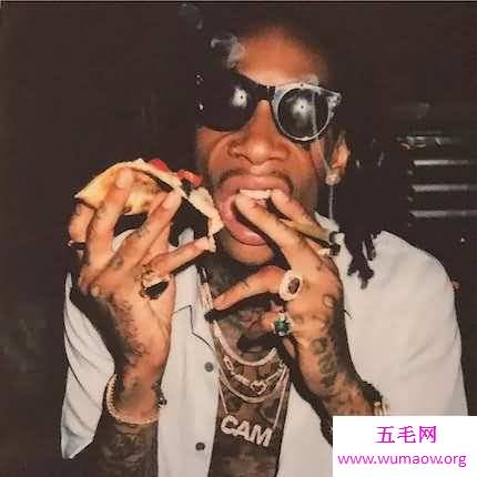 今日小编给你们介绍一位美国著名的说唱歌手――wiz khalifa