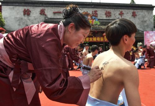 女婿跪地请岳母刺字 “尽忠报家”写在背上(图)