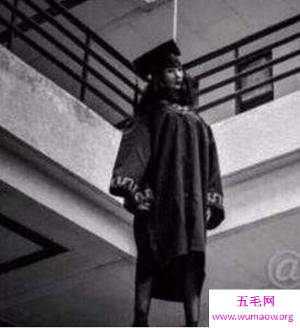 广州美院惊现上吊女尸，竟发现是一幅油画(非常相似)