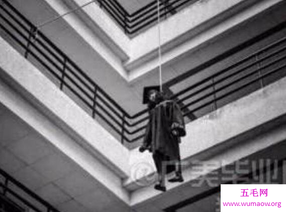 广州美院惊现上吊女尸，竟发现是一幅油画(非常相似)