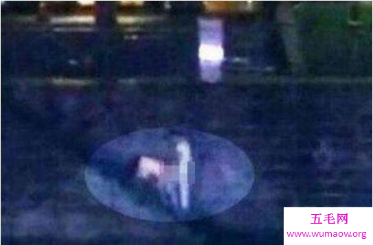 成都桥震门视频流出，醉酒猛女桥上＂糟蹋＂一男子