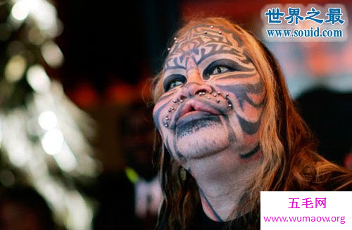 男子整形千次变成美国虎人，心理有病还是脑子有病