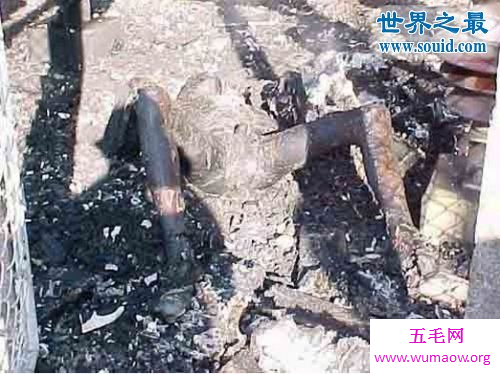 英国男子被雷劈死，瞬间变炭人(现场实图)