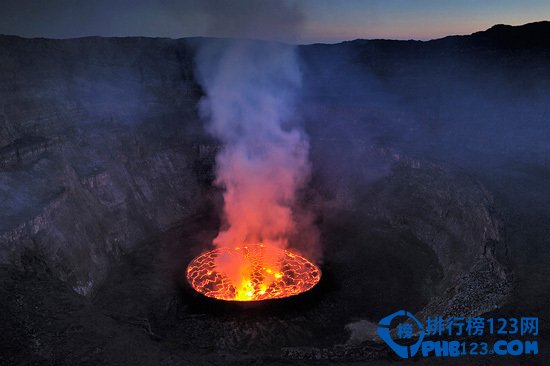 世界上最大的熔岩湖 尼拉贡戈火山坑