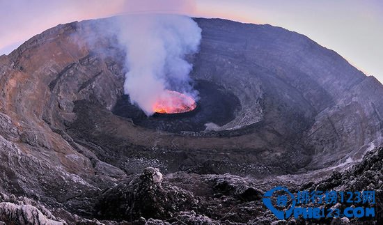 世界上最大的熔岩湖：尼拉贡戈火山坑