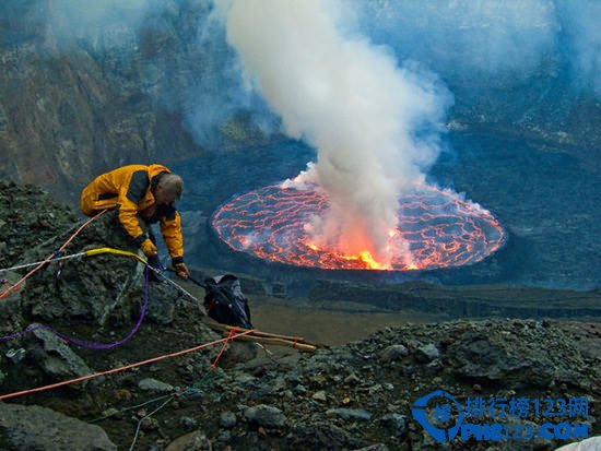 世界上最大的熔岩湖：尼拉贡戈火山坑