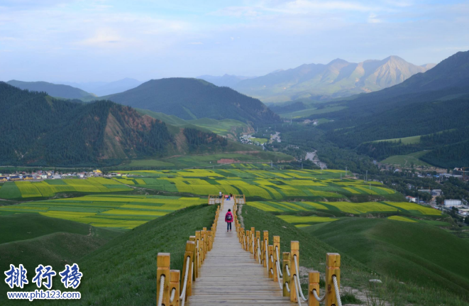 　　导语：无锡是江苏省的著名旅游城市，那里自古就有鱼米之乡的美誉风景迷人知名的旅游景点包括三国城、崇安寺、灵山大佛等知名景点。那么你知道无锡有哪些口碑比较好的旅行社吗?今天排行榜123网小编为大家整理了无锡十大旅行社排名推荐，希望大家出门旅行的时候可以用得到。  　　无锡十大旅行社排名  　　1.无锡中旅  　　2.无锡国际旅行社  　　3.无锡康辉旅行社  　　4.无锡假日国际旅行社  　　5.无锡海外旅游有限公司  　　6.无锡青旅  　　7.无锡春秋旅行社  　　8.无锡遨游旅行社  　　9.无锡凯撒旅行社  　　10.无锡阳光旅行社  　　十、无锡阳光旅行社  　　无锡阳光国际旅行社是一家经营国内外旅游、入境旅游、商务团队旅游等综合性旅游公司，有着丰富的旅游行业经验强大的旅游导游团队为客户提供优质高效的专业服务，公司旗下还开设有酒店车队成为当地市民喜欢的旅游公司。  　　九、无锡凯撒旅行社  　　无锡凯撒旅行社是一家5A级国际旅行社中国出境旅游的专家。为客户提供的服务范围包括出入境旅游、主题游、签证办理、定制旅游等多个项目，在全国有很多家门店无锡这个只是一个分部拥有专业的团队以及优质的服务。  　　八、无锡遨游旅行社  　　无锡遨游旅行社属于中国青年旅行社旗下的品牌，无锡十大旅行社之一主要经营跟团游、游轮旅游、留学出镜旅游等另外还可以定制旅游根据客户需要定制喜欢的丰富的旅游线路让客户尽情的享受旅游生活的乐趣。  　　七、无锡春秋旅行社  　　无锡春秋旅行社是国内知名的旅游公司，经过旅游局批准的经营国内外旅游、游轮旅游、自由行、机票签证代办等多个综合性业务项目。另外还可以定制高端旅游度假线路，根据游客想去的地方定制喜欢的线路和地点满足客户的要求赢得客户的信任和支持。  　　六、无锡中国青年旅行社  　　无锡青旅成立于1984年经过30多年的发展成为海内外游客信任喜欢的旅游品牌，公司经营范围包括中国出境旅游、国内游等业务拥有雄厚的实力各项配置齐全拥有专业的旅游导游队伍以及高级管理人才竭诚为客户提供安全周到的旅游服务。  　　五、无锡海外旅游有限公司  　　无锡海外旅游有限公司成立于1992年是一家经过旅游局批准的经营入境旅游、国内旅游、出境旅游、外语培训等综合性旅游项目的大型公司，在无锡十大旅行社排名第五公司旗下还有乐游游、嘉乐假期等国内旅游品牌。  　　四、无锡假日国际旅行社  　　无锡假日国际旅行社成立于1995年是国家首批和12个国家旅游度假区中唯一的一个旅行社，公司设置多个部门其中包括商务部、亚太部、公民旅游中心等为客户提供出入境旅游拥有大批专业的旅游服务团队共同发展进步。  　　三、无锡康辉旅行社  　　无锡康辉旅行社是国内知名的前三甲旅游公司，公司拥有雄厚的实力和强大的规模在国内很多城市设有分公司，无锡这家只是其中的一个分部为客户提供专业的国内旅游、签证办理、邮轮旅游实行电商平台和实体相结合的经营模式方便客户选择喜欢的旅游线路。  　　二、无锡国际旅行社  　　无锡国际旅行社是中国国旅旗下的一家专业的旅行社，主要经营范围涉及国内外旅游、签证代办、门票预订等多项服务，制定多条旅游线路不管是蜜月旅行还是全家游、团队旅游都是不错的选择。  　　一、无锡中旅  　　无锡中旅信程旅游股份公司成立于1956年是一家老牌上市旅游公司，拥有多项综合服务包括出入境旅游、国际航空机票代订、商务会展等各类旅游服务，总部位于无锡梁溪区在无锡市内有70多个营业门店另外在江阴、南京等城市有分公司，在无锡十大旅行社排名第一用心服务每位游客受到海内外游客的好评和赞誉。  　　结语：以上就是排行榜123网小编为大家盘点的无锡十大旅行社排名介绍，这些旅行社拥有多年的专业旅游服务经验值得信赖，小编整理出来的排名希望可以帮到大家。