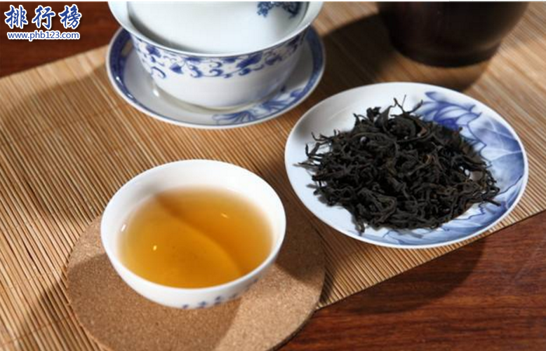 　　导语：红茶是干茶冲泡之后汤色和叶底呈红色而闻名，中国的红茶有很多品种分别是 祁红、越红、苏红、英红等多个红茶品种其中最知名的是祁红和英红等今天排行榜123网为大家盘点了中国四大红茶，一起来看看你喝过几种。  　　中国四大红茶：祁门红茶、福建闽红、云南滇红、广东英德红茶  　　四、广东英德红茶  　　广东英德红茶是英国女王最爱喝的一种饮品，其中最知名的是中英红九号茶叶很肥大圆圆的颜色有点像褐色，泡出来的汤色是红色的而且还有清香味儿，味道有点浓鲜爽甘醇，叶底嫩软红亮然后再加上鲜奶调和一起饮用非常好喝。  　　三、云南滇红  　　云南滇红就是云南红茶，中国四大红茶之一茶叶鲜嫩肥壮泡出来的汤色是红色的，喝在嘴巴里面味道很浓还带有香气，是世界茶叶市场知名的红茶品种不管是送人或者是自家饮用都是不错的选择。  　　二、福建闽红  　　福建闽红有很多品种分别为坦洋工夫茶和白琳工夫茶、政和工夫茶等政和工夫茶味道很浓体态匀称还散发香气是闽红茶叶品种中最好的一种，坦洋工夫茶颜色乌黑发亮，茶叶鲜嫩味道微甜还带香气泡出来的演的是金黄色的。白琳工夫茶含有大量的橙黄白毫，泡出来的汤色是红亮的它还有一个名字叫橘红也就是像橘子一样红艳的红茶。  　　一、祁门红茶  　　祁门红茶是中国十大名茶中的精品，祁门红茶茶叶小小的色泽是乌润金毫显露，泡出来的汤色是金黄色的味道醇厚香气持久是中国四大红茶中最好的品种有红茶皇后的美誉。  　　结语：以上就是排行榜123网小编为大家盘点的中国四大红茶，茶叶是我们生活中比较健康的一种饮品，多饮用红茶可以帮助胃肠消化促进食欲以及消除水肿等功效。