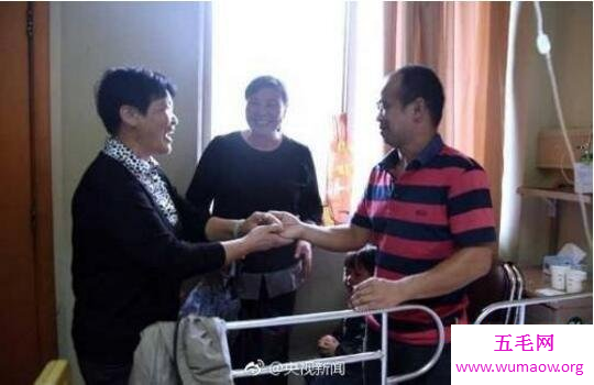 男子撞到散步老人竟然得到称赞，老人还将其视为儿子