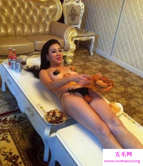 北京月饼人体宴视频曝光，嫩模莫露露被大骂伤风败俗