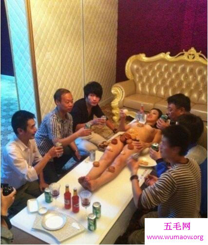北京月饼人体宴视频曝光，嫩模莫露露被大骂伤风败俗